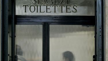 vaticano habilita banos y peluqueria para indigentes