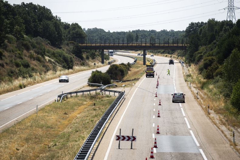 El sitio del accidente automovilístico donde Diogo Jota, futbolista de Liverpool, y su hermano André Silva, fallecieron en la ciudad de Zamora, en el noroeste de España el jueves 3 de julio de 2025. (AP Foto/Emilio Fraile)