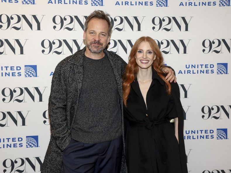 Los actores Peter Sarsgaard, izquierda, y Jessica Chastain posan tras bambalinas antes de una charla sobre la película Memory, en The 92nd Street NY, el viernes 15 de diciembre de 2023, en Nueva York. (Foto Andy Kropa/Invision/AP)