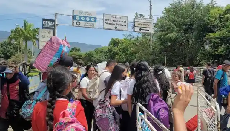 Más de 4 mil niños cruzan la frontera diariamente “bajo un sol inclemente” para estudiar en Colombia