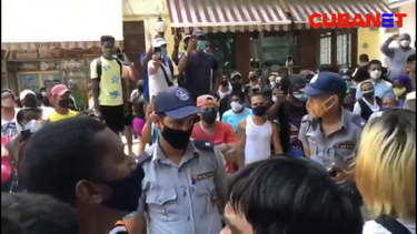 protesta y detenciones en cuba: manifestantes corean patria y vida en apoyo a luis manuel otero alcantara
