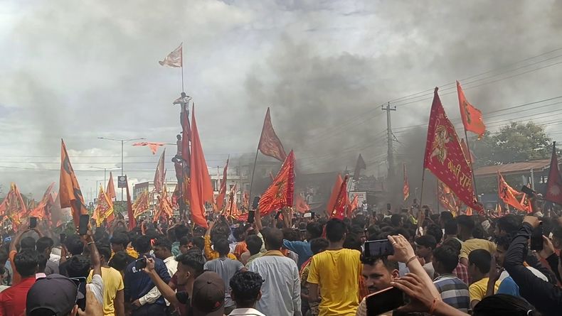 El humo de los neumáticos quemados cubre el cielo durante una protesta hindú en Nepalgunj, a unos 400 kilómetros (250 millas) al oeste de la capital de Nepal, Katmandú, el 3 de octubre de 2023. (AP Foto/Krishna Adhikari)