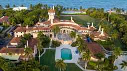 ARCHIVO - Vista aérea de la propiedad Mar-a-Lago del presidente Donald Trump, captada el 10 de agosto de 2022 en Palm Beach, Florida. (Foto AP/Steve Helber, archivo)