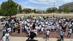 El abogado Sam Wargin Grimaldo de Oklahoma City, especializado en inmigración, habla ante un grupo de personas reunidas afuera del Capitolio de Oklahoma, el martes 23 de abril de 2024, las cuales se oponen a un proyecto de ley que impondría sanciones penales por estar en el estado de manera irregular. (AP Foto/Sean Murphy)