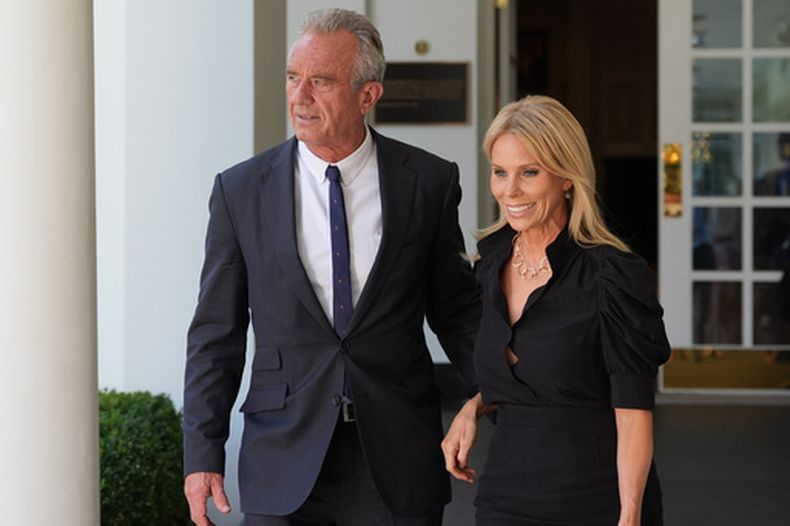 El secretario de Salud y Servicios Humanos, Robert F. Kennedy Jr., y su esposa, Cheryl Hines, llegan a un acto en honor a los campeones de la Serie Mundial de 2025, los Dodgers de Los Ángeles, en la Rosaleda de la Casa Blanca, el jueves 23 de julio de 2026, en Washington. (AP Foto/Alex Brandon)