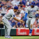 Carson Kelly, derecha, de los Cachorros de Chicago, celebra su jonrón contra Nick Lodolo, los Rojos de Cincinnati, durante la sexta entrada del juego de béisbol de Grandes Ligas, el sábado 11 de julio de 2026, en Cincinnati. (AP Foto/Jay LaPrete)