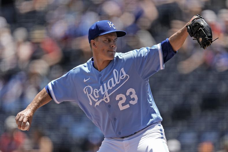 Zack Greinke de los Reales de Kansas City lanza ante los Guardianes de Cleveland, el jueves 29 de junio de 2023, en Kansas City. (AP Foto/Charlie Riedel)