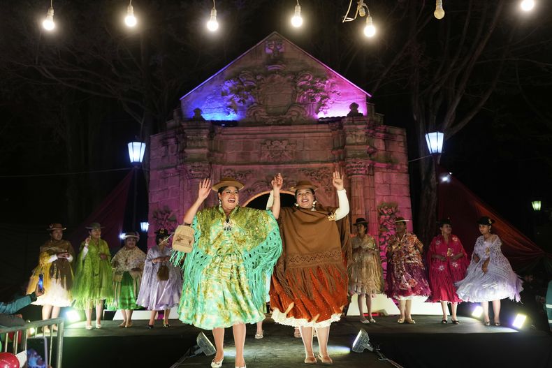 Mujeres compiten en el certamen de belleza Miss Cholita Paceña, un concurso anual cuyo objetivo es reconocer las prendas de vestir y la belleza de las mujeres indígenas aimaras, así como su dominio del estilo de vida y la lengua indígenas, en La Paz, Bolivia, el viernes 27 de junio de 2025. (AP Foto/Juan Karita)