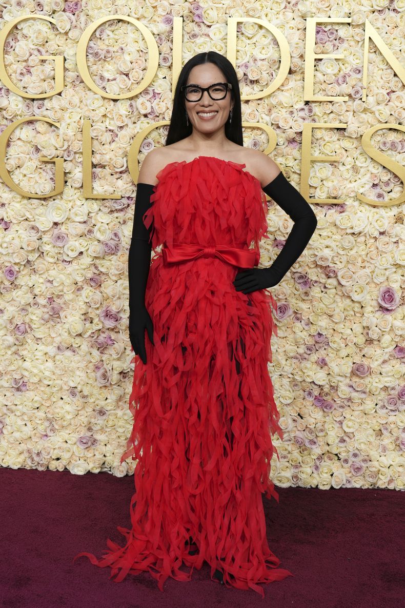 Ali Wong llega a la 82ª edición de los Globos de Oro el domingo 5 de enero de 2025 en el Beverly Hilton de Beverly Hills, California. (Foto Jordan Strauss/Invision/AP)