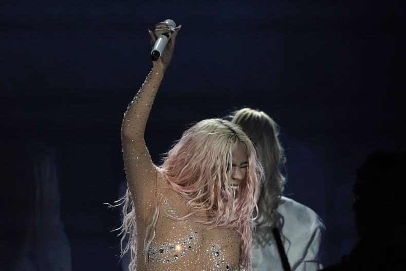 Karol G durante un concierto de su gira Mañana será bonito en el Estadio Azteca de la Ciudad de México el jueves 8 de febrero de 2024. (Foto AP/Eduardo Verdugo)
