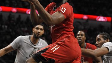 americateve | James Harden, escolta de los Rockets de Houston, dispara frente a Kawhi Leonard, de los Spurs de San Antonio, en el partido del mi&eacute;rcoles 25 de diciembre de 2013 (AP Foto/Darren Abate)