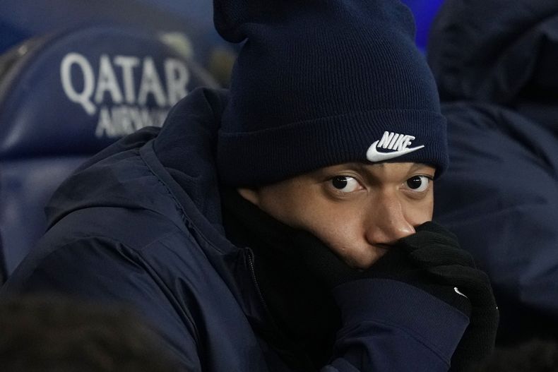 Kylian Mbappé del Paris Saint-Germain observa desde la banca el partido contra Lille en la liga francesa, el sábado 10 de febrero de 2024. (AP Foto/Thibault Camus)