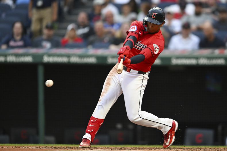 Bo Naylor, de los Guardianes de Cleveland, pega un sencillo en el quinto inning del juego del miércoles 24 de julio de 2024, ante los Tigres de Detroit (AP Foto/Nick Cammett)