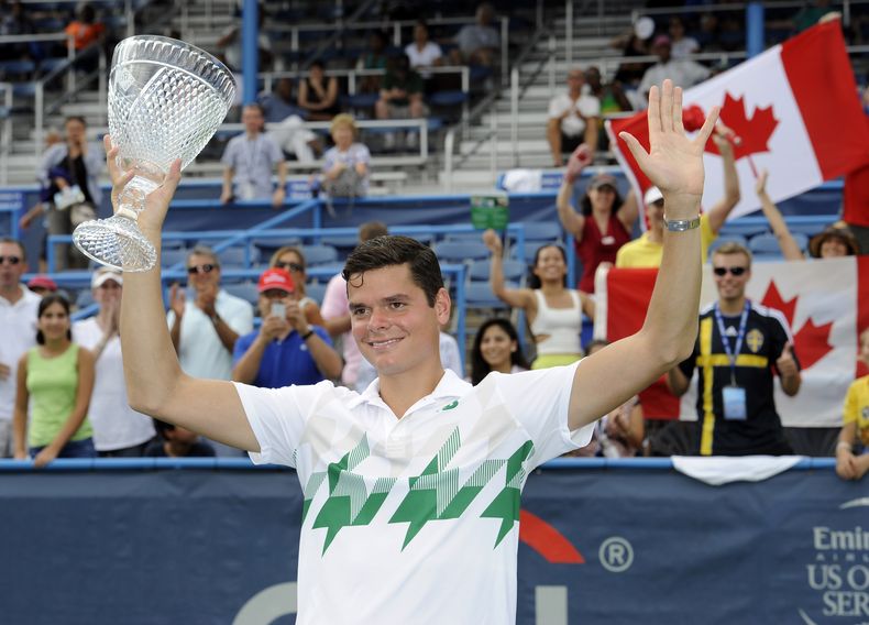El canadiense Milos Raonic posa con el trofeo de campe&oacute;n del torneo de Washington, el domingo 3 de agosto de 2014Raonic venci&oacute; 6-1, 6-4 a su compatriota Vasek Pospisil en la final. (AP Foto/Nick Wass)