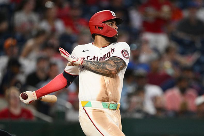 Luis Garcia Jr., de los Nacionales de Washington, sigue el vuelo de la pelota de un sencillo durante la sexta entrada del juego de béisbol de Grandes Ligas contra los Astros de Houston el miércoles 8 de julio de 2026, en Washington. (AP Foto/Nick Wass)