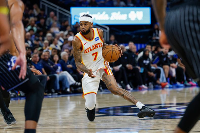 Nickeil Alexander-Walker (7), de los Hawks de Atlanta, lleva el balón hacia la canasta en el juego de baloncesto de la NBA en contra del Magic de Orlando, el miércoles 1 de abril de 2026, en Orlando, Florida. (AP Foto/Kevin Kolczynski)