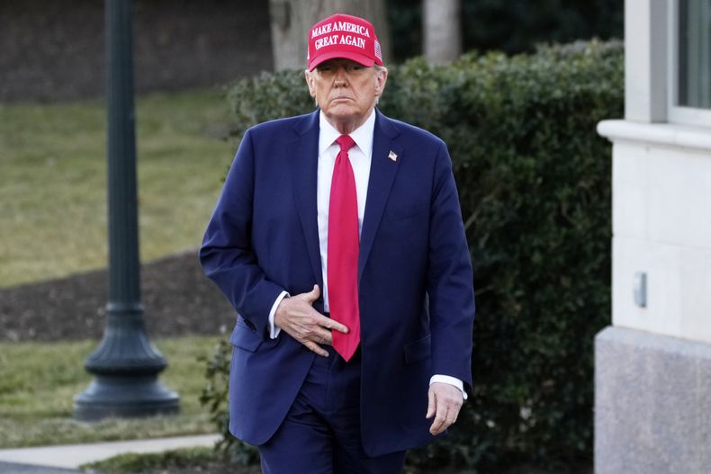 El presidente Donald Trump camina antes de hablar con los periodistas y luego abordar el Marine One en el Jardín Sur de la Casa Blanca en Washington, el viernes 28 de febrero de 2025. (AP Foto/Ben Curtis)