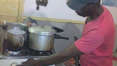 Pirimpi es bahamés, arreglador de cocinas y custodio de Los Marinos