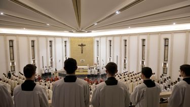 americateve | Prelados escuchan una misa celebrada por el cardenal Velasio de Paolis en la sede de la Legi&oacute;n de Cristo, el Ateneo Pontificio Regina Apostolorumen en Roma, el mi&eacute;rcoles 8 de enero de 2014. Con la misa se inicia la reuni&oacute;n de un mes d