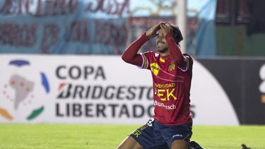 americateve | Sebasti&aacute;n Jaime de Uni&oacute;n Espa&ntilde;ola de Chile se lamenta tras malograr una ocasi&oacute;n en el partido ante Arsenal de Argentina en los octavos de final de la Copa Libertadores el jueves 24 de abril de 2014. (AP Foto/Eduardo Di Baia)