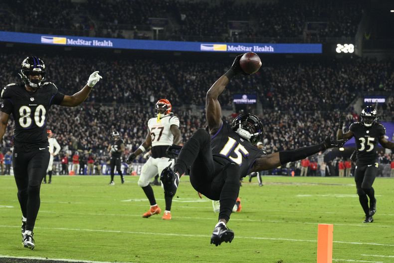 Nelson Agholor, receptor de los Ravens de Baltimore, anota en el partido del jueves 16 de noviembre de 2023, ante los Bengals de Cincinnati (AP Foto/Nick Wass)