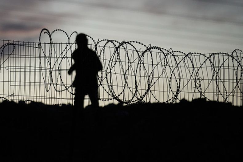Un colono israelí corre alrededor de un complejo palestino-beduino perteneciente a la familia Kaabneh, en las afueras de la ciudad cisjordana de Taybeh, el jueves 1 de octubre de 2026. (AP Foto/Leo Correa)
