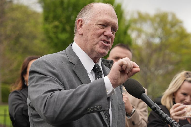 El zar fronterizo de la Casa Blanca Tom Homan habla con reporteros en la Casa Blanca el martes 15 de abril de 2025 en Washington. (AP Foto/Alex Brandon)