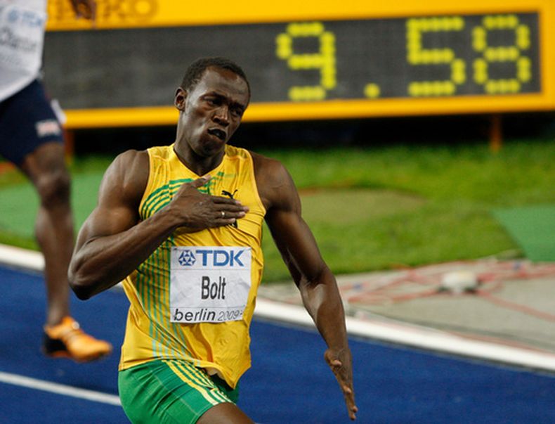 ARCHIVO - Foto del 16 de agosto del 2009, el jamaicano Usain Bolt celebra su récord mundial de los 100 metros en el Mundial de Atletismo de Berlín. (AP Foto/Michael Sohn, Archivo)
