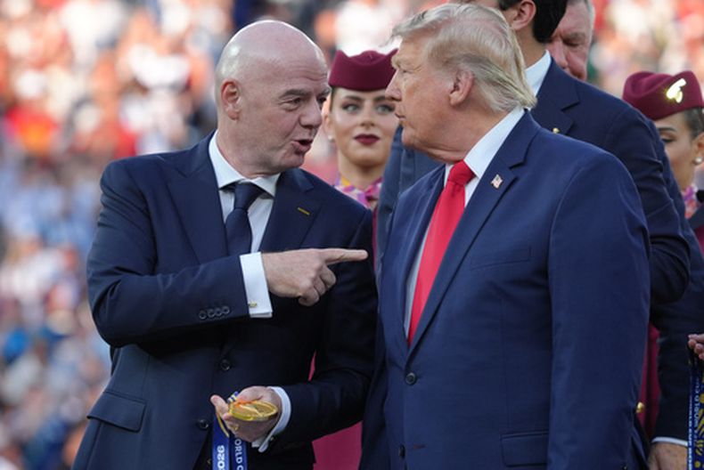 El presidente de la FIFA, Gianni Infantino (izquierda), y el presidente Donald J. Trump conversan mientras esperan para felicitar a los jugadores españoles tras la final de la Copa Mundial de fútbol entre España y Argentina en East Rutherford, Nueva Jersey, cerca de Nueva York, el domingo 19 de julio de 2026. (Foto AP/Jacquelyn Martin)