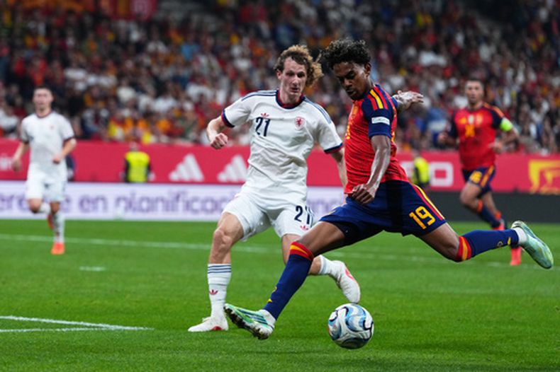 El checo Alex Kral intenta defender el disparo del español Lamine Yamal en el encuentro de la Liga de Naciones el sábado 3 de octubre del 2026. (AP Foto/Manu Fernandez)