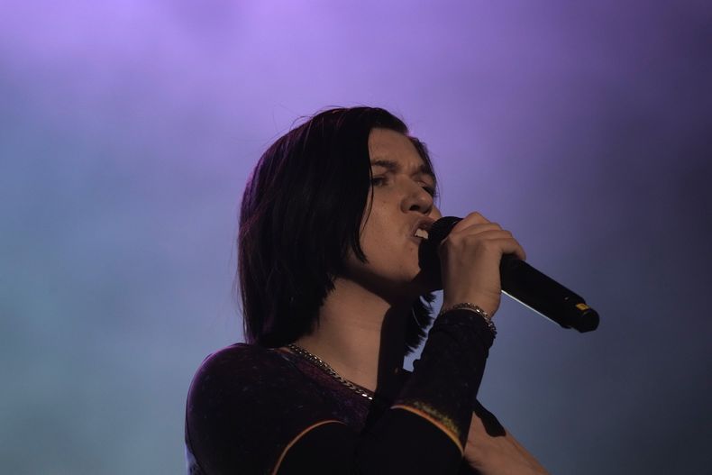La música británica Romy Madley Croft durante su presentación en el festival AXE Ceremonia en el parque Bicentenario en la Ciudad de México el sábado 23 de marzo de 2024. (Foto AP/Marco Ugarte)