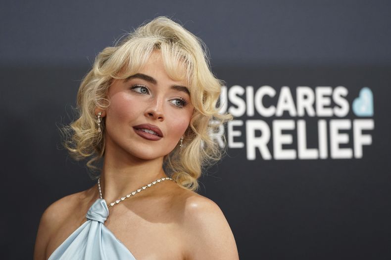 Sabrina Carpenter llega a la 67ª entrega anual de los premios Grammy el domingo 2 de febrero de 2025 en Los Ángeles. (Foto Jordan Strauss/Invision/AP)