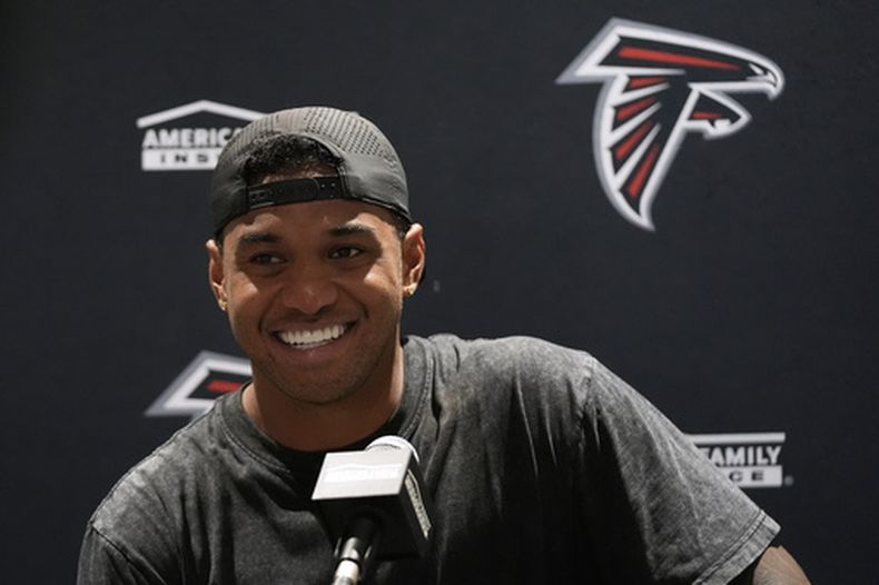 El quarterback de los Falcons de Atlanta, Tua Tagovailoa, habla en una conferencia de prensa después de un partido de fútbol americano de la pretemporada de la NFL contra los Dolphins de Miami, el viernes 28 de agosto de 2026, en Miami Gardens, Florida. (Foto AP/Lynne Sladky)