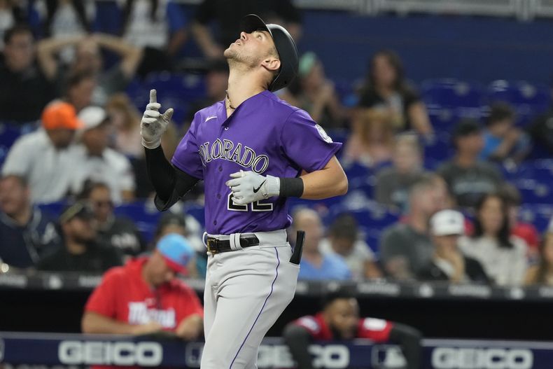 Nolan Jones de los Rockies de Colorado hace un gesto tras pegar un jonrón de tres carreras en la séptima entrada en el encuentro ante los Marlins de Miami el sábado 22 de julio del 2023. (AP Foto/Marta Lavandier)