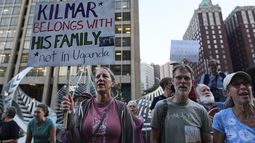 Un grupo de personas participan en una protesta frente a la oficina de campo del Servicio de Inmigración y Control de Aduanas en Baltimore, el lunes 25 de agosto de 2025, para respaldar al salvadoreño Kilmar Ábrego García, a quien el gobierno estadounidense quiere deportar a Uganda. (AP Foto/Stephanie Scarbrough)