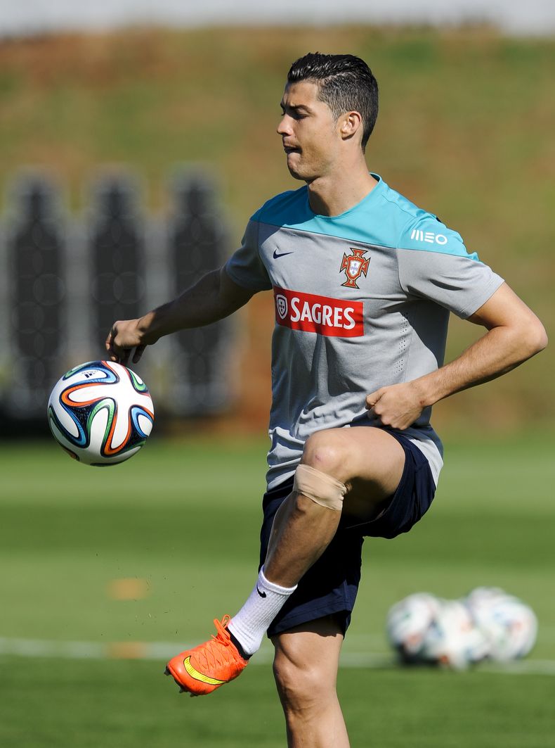 El jugador de Portugal, Cristiano Ronaldo, controla el bal&oacute;n en un entrenamiento el viernes, 20 de junio de 2014, en Campinas, Brasil. (AP Photo/Paulo Duarte)