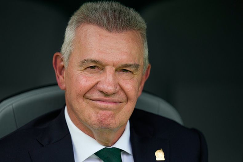 El entrenador de México Javier Aguirre sonríe en el banquillo udrante el partido del Mundial ante Sudáfrica, en la Ciudad de México, el jueves 11 de junio de 2026. (AP Foto/Natacha Pisarenko)