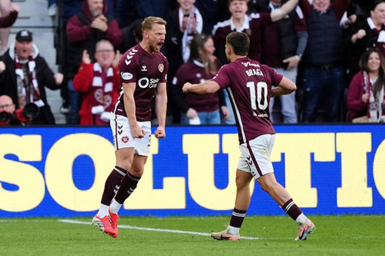 Stephen Kingsley (izquierda) celebra tras marcar un gol para Hearts en la liga de Escocial, el lunes 4 de mayo de 2025, en Edinburgo. (Andrew Milligan/PA vía AP)