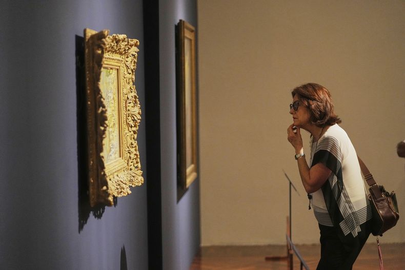 Una visitante observa una pintura durante un recorrido de prensa en la exposición “La revolución impresionista en el Palacio de Bellas Artes en la Ciudad de México, el lunes 24 de marzo de 2025. (Foto AP/Fernando Llano)