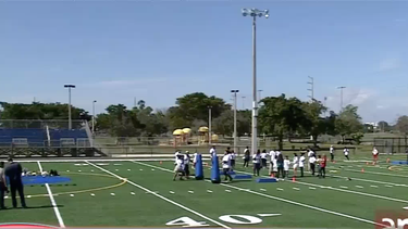 inauguran campo de futbol en parque publico a pocos dias del super bowl