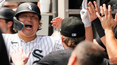 Munetaka Murakami de los Medias Blancas de Chicago celebra con sus compañeros tras batear un jonrón de dos carreras en la primera entrada ante los Astros de Houston el domingo 26 de julio del 2026. (AP Foto/Nam Y. Huh)