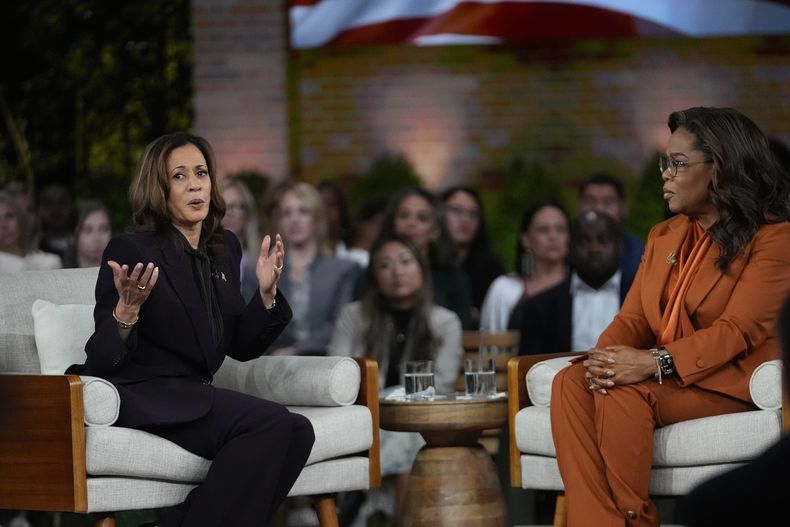 La candidata presidencial demócrata Kamala Harris habla con Oprah Winfrey en el evento Oprahs Unite for America Live Streaming, el jueves 19 de septiembre de 2024, en Farmington Hills, Michigan. (AP Foto/Paul Sancya)