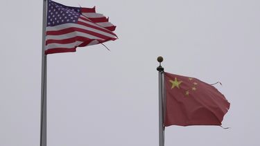 Las banderas de China y Estados Unidos en Chinatown en San Francisco, el 18 de abril del 2025. (AP foto/Jeff Chiu)