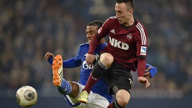americateve | El jugador de Nuremberg, Josip Drmicm derecha, disputa un bal&oacute;n en un partido contra Schalke en la Bundesliga el s&aacute;bado, 10 de mayo de 2014, en Gelsenkirchen, Alemania. (AP Photo/Martin Meissner)