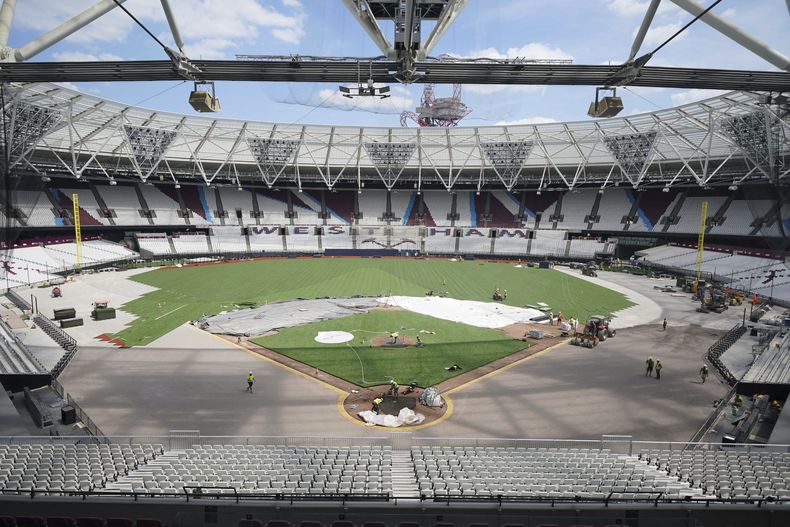 Una vista general del London Stadium, casa del West Ham United, mientras se transforma el terreno de juego en un diamante de béisbol, el jueves 15 de junio de 2023. (Lucy North/PA vía AP)
