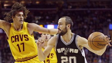 americateve | El argentino Manu Gin&oacute;bili, de los Spurs de San Antonio, dribla al brasile&ntilde;o Anderson Varejao, de los Cavaliers de Cleveland, durante el duelo del mi&eacute;rcoles 19 de noviembre de 2014 (AP Foto/Tony Dejak)