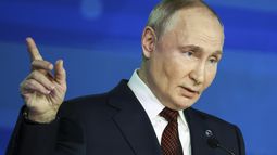 El presidente ruso, Vladímir Putin, habla en una reunión con expertos en política exterior en el Valdai Discussion Club del balneario de Sochi, en el mar Negro, Rusia, el jueves 7 de noviembre de 2024. (Maxim Shipenkov/Pool Foto vía AP)
