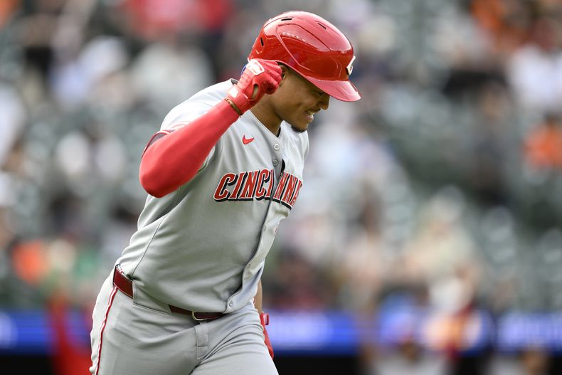 Noelvi Marte de los Rojos de Cincinnati reacciona a su grand slam en la octava entrada del juego ante los Orioles de Baltimore el domingo 20 de abril del 2025. (AP Foto/Nick Wass)