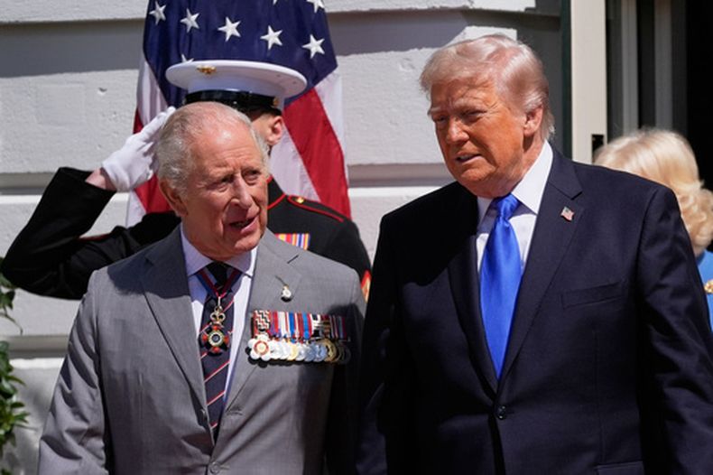 El presidente de Estados Unidos Donald Trump y la primera dama Melania Trump despiden al rey Carlos III de Reino Unido y a la reina Camila en la Casa Blanca, el jueves 30 de abril de 2026, en Washington. (AP Foto/Manuel Balce Ceneta)