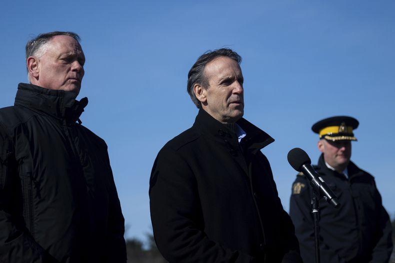El zar canadiense del fentanilo Kevin Brosseau, en el centro, habla durante una rueda de prensa tras una visita al puerto de entrada de Lansdowne de la Agencia de Servicios Fronterizos de Canadá en Lansdowne, Ontario, el miércoles 12 de febrero de 2025. (Spencer Colby/The Canadian Press via AP)